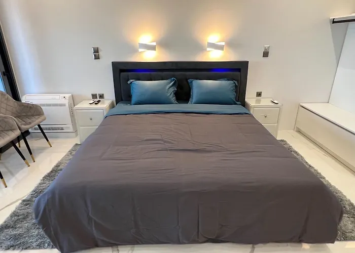 Seafront Luxury Suite With Jacuzzi & Sauna