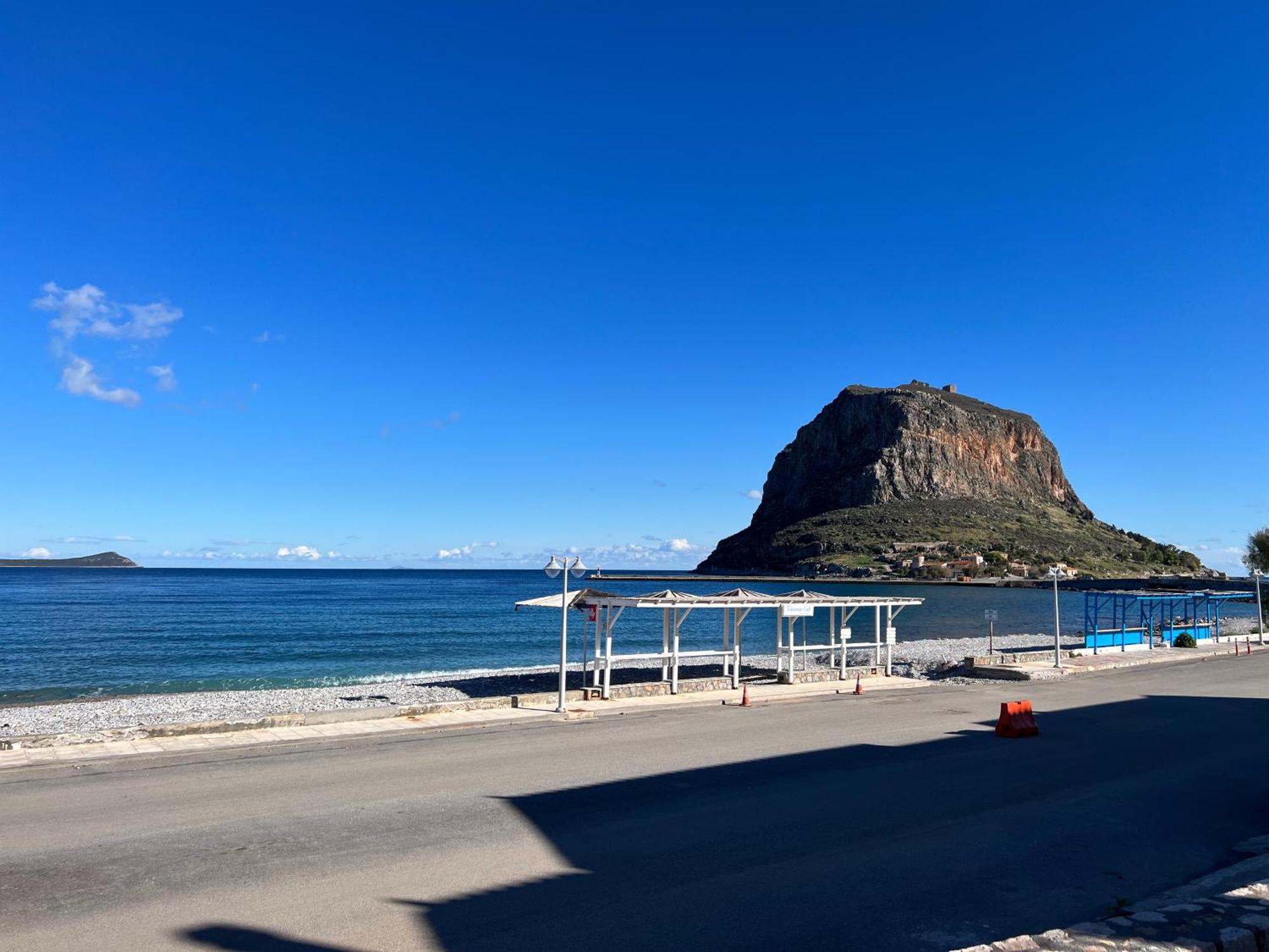 Seafront Luxury With Jacuzzi & Sauna Apartment
