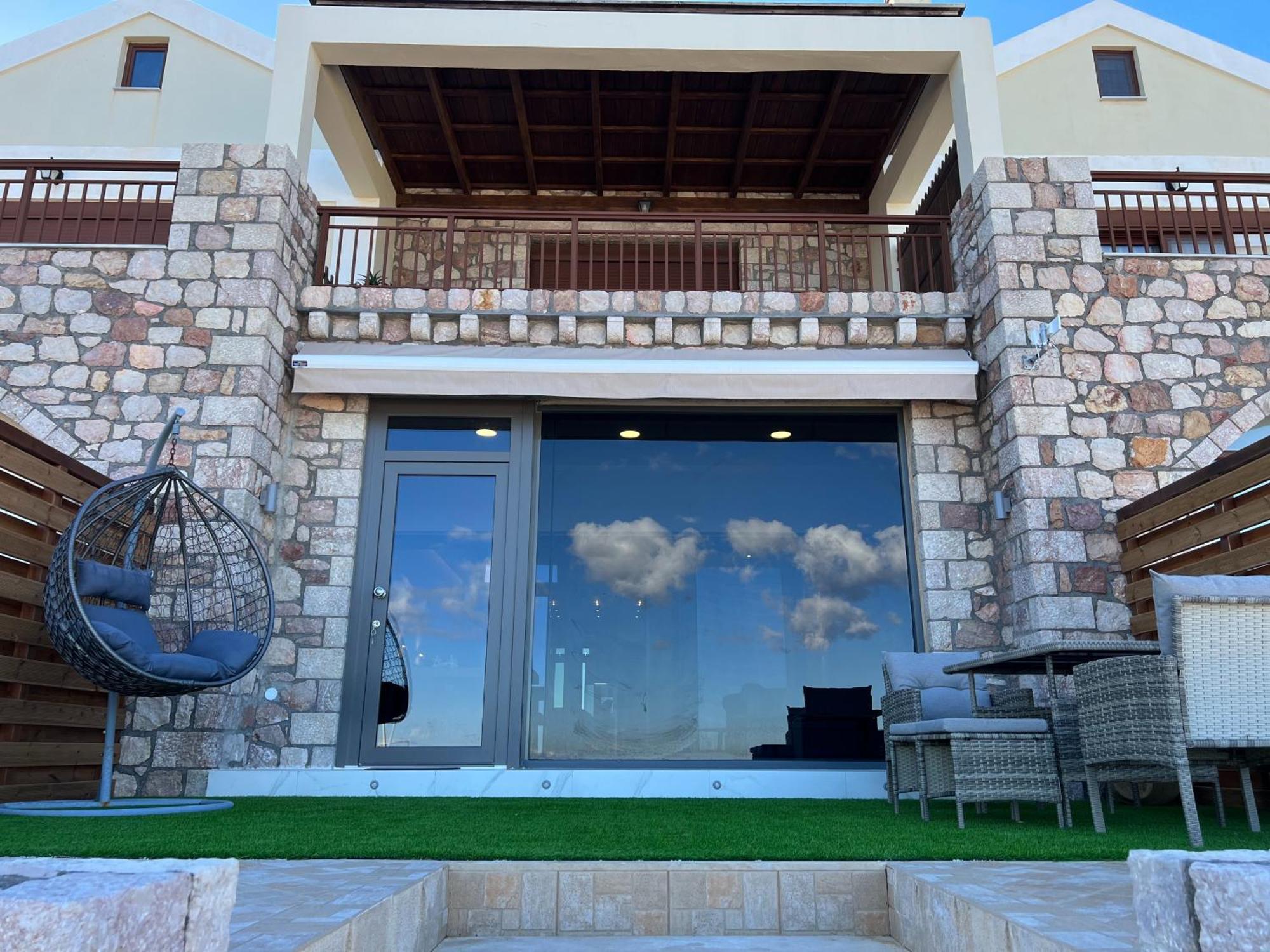 Seafront Luxury With Jacuzzi & Sauna