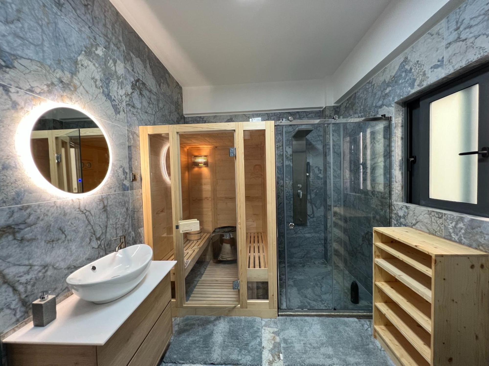Seafront Luxury With Jacuzzi & Sauna Apartment *