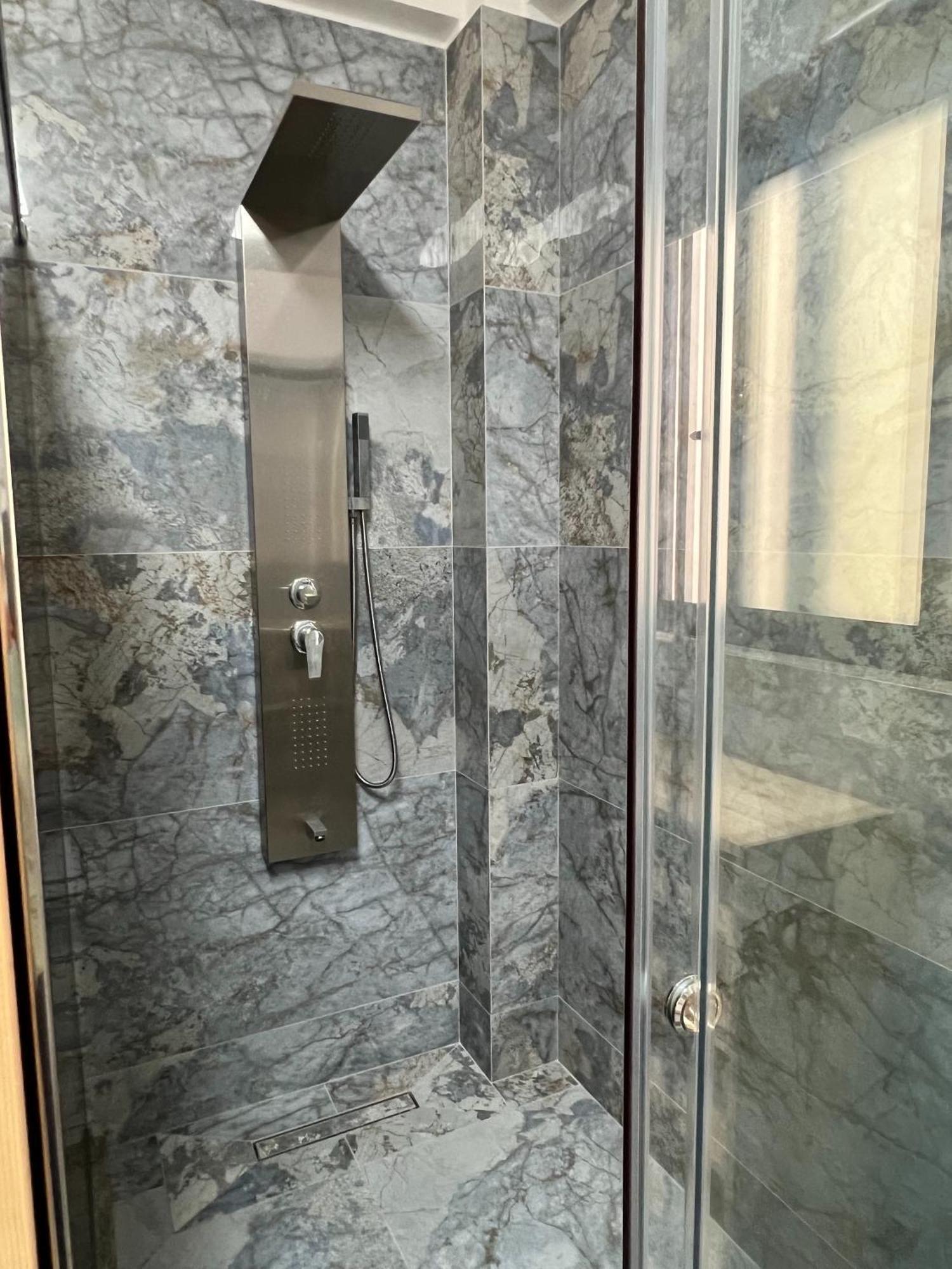 Seafront Luxury With Jacuzzi & Sauna Apartment *